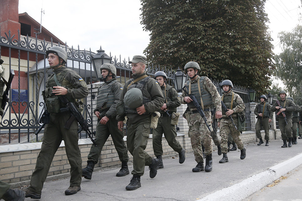 Солдаты украинской армии патрулируют улицу в городе Калиновка. 27 сентября 2017 Солдаты украинской армии патрулируют улицу в городе Калиновка. 27 сентября 2017