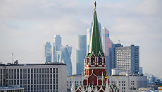 Никольская башня Московского Кремля и небоскребы Москва-сити. Архивное фото Никольская башня Московского Кремля и небоскребы Москва-сити. Архивное фото