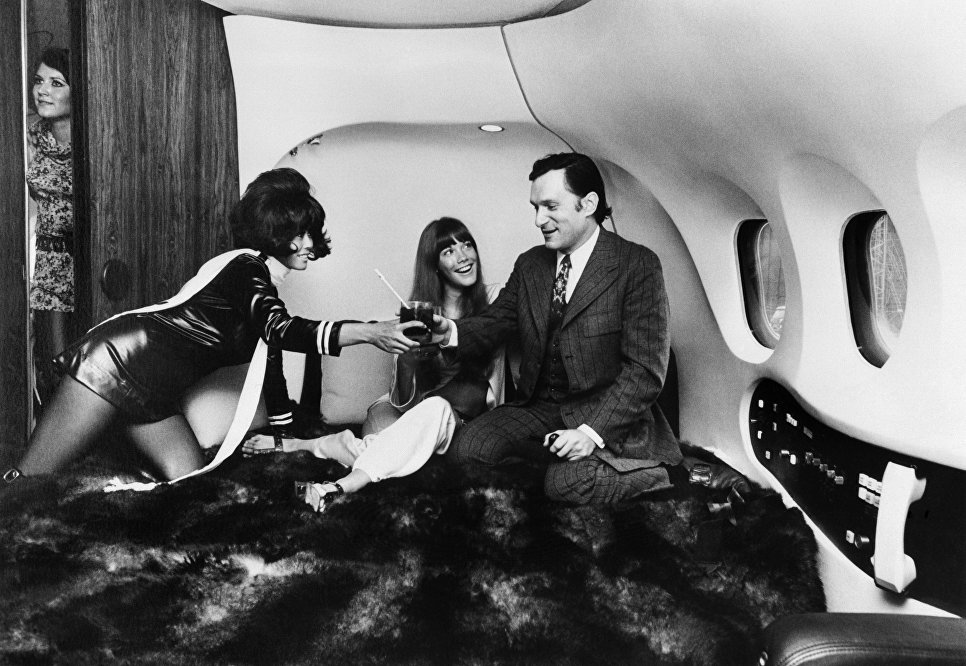 Хью Хефнер с актрисой Барбарой Бентон на борту самолета Playboy Big Bunny. 30 августа 1970 Хью Хефнер с актрисой Барбарой Бентон на борту самолета Playboy Big Bunny. 30 августа 1970