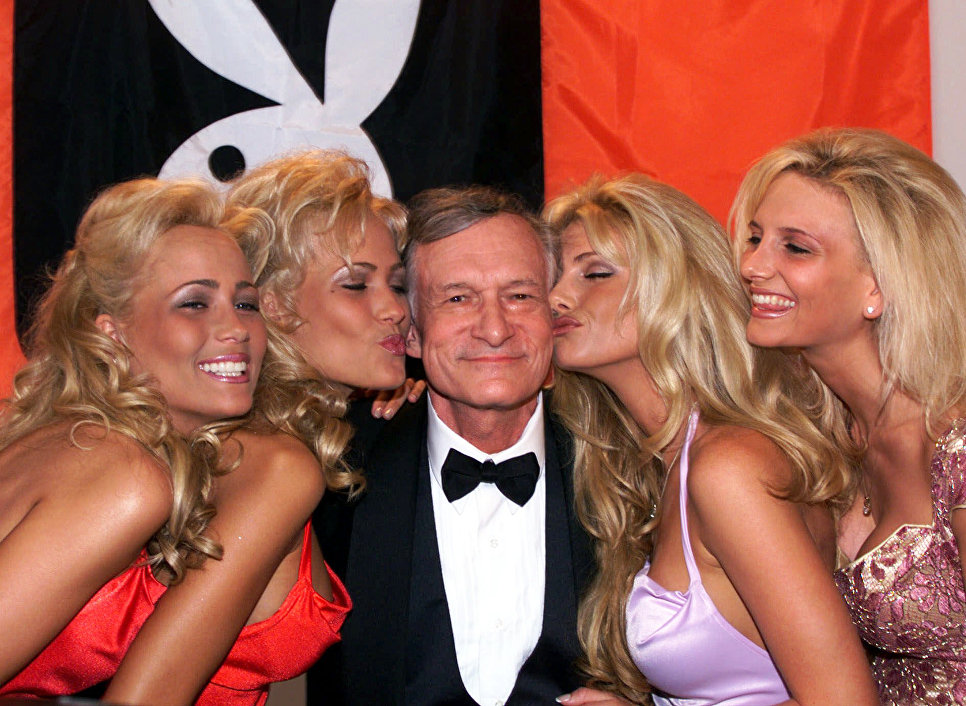 Хью Хефнер с девушками Playboy во время 52-го Каннского кинофестиваля. 14 мая 1999 Хью Хефнер с девушками Playboy во время 52-го Каннского кинофестиваля. 14 мая 1999