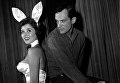 Хью Хефнер с официанткой Bunny Girl в ночном клубе Хефнера в Чикаго. 20 июня 1961 Хью Хефнер с официанткой Bunny Girl в ночном клубе Хефнера в Чикаго. 20 июня 1961