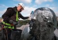 Сотрудник коммунальной службы моет памятник Ленину на Московской площади в Санкт-Петербурге. Сотрудник коммунальной службы моет памятник Ленину на Московской площади в Санкт-Петербурге.