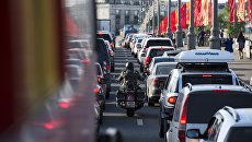 Автомобильная пробка на одной из дорог Москвы. архивное фото Автомобильная пробка на одной из дорог Москвы. архивное фото