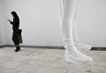 Посетитель на открытии выставки Даниэля Аршама Архитектура в движении в павильоне Карелия на ВДНХ. 29 сентября 2017 Посетитель на открытии выставки Даниэля Аршама Архитектура в движении в павильоне Карелия на ВДНХ. 29 сентября 2017