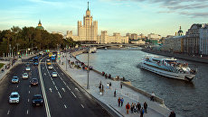 Вид на Москворецкую набережную с Парящего моста природно-ландшафтного парка Зарядье Вид на Москворецкую набережную с Парящего моста природно-ландшафтного парка Зарядье