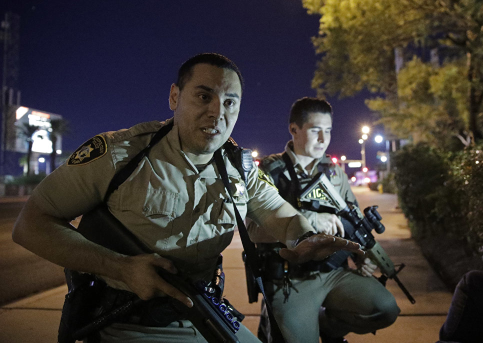 Сотрудники полиции на месте стрельбы у казино Mandalay Bay в Лас-Вегасе, США.  2 октября 2017
