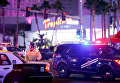 Сотрудники полиции на месте стрельбы у казино Mandalay Bay в Лас-Вегасе, США. 2 октября 2017 Сотрудники полиции на месте стрельбы у казино Mandalay Bay в Лас-Вегасе, США. 2 октября 2017