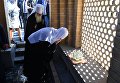 Патриарх Московский и Всея Руси Кирилл во время посещения источника у гробницы пророка Даниила в Самарканде Патриарх Московский и Всея Руси Кирилл во время посещения источника у гробницы пророка Даниила в Самарканде