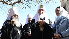 Патриарх Московский и Всея Руси Кирилл (в центре) и митрополит Ташкентский и Узбекистанский Викентий во время посещения мавзолея Гур-Эмир в Самарканде Патриарх Московский и Всея Руси Кирилл (в центре) и митрополит Ташкентский и Узбекистанский Викентий во время посещения мавзолея Гур-Эмир в Самарканде