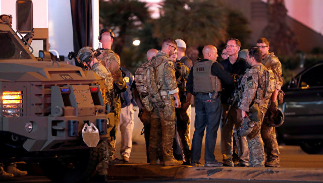 Агенты ФБР на месте стрельбы у казино Mandalay Bay в Лас-Вегасе. 2 октября 2017