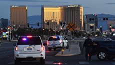 Полиция на дороге, ведущей к отелю и казино Mandalay Bay в Лас-Вегасе Полиция на дороге, ведущей к отелю и казино Mandalay Bay в Лас-Вегасе