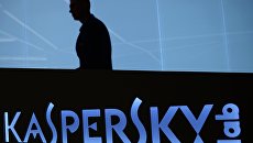 Мужчина в офисе компании Лаборатория Касперского в Москве. Архивное фото Мужчина в офисе компании Лаборатория Касперского в Москве. Архивное фото
