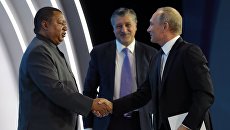 Президент РФ Владимир Путин и генеральный секретарь ОПЕК Мохаммед Сануси Баркиндо на форуме Российская энергетическая неделя. 4 октября 2017 Президент РФ Владимир Путин и генеральный секретарь ОПЕК Мохаммед Сануси Баркиндо на форуме Российская энергетическая неделя. 4 октября 2017
