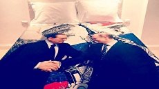 Берлускони подарил Путину пододеяльник Берлускони подарил Путину пододеяльник