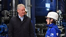 Мэр Москвы Сергей Собянин во время посещения Московского нефтеперерабатывающего завода в Москве. 9 октября 2017 Мэр Москвы Сергей Собянин во время посещения Московского нефтеперерабатывающего завода в Москве. 9 октября 2017