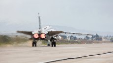 Бомбардировщик Су-24 ВКС России на авиабазе Хмеймим в Сирии. Архивное фото Бомбардировщик Су-24 ВКС России на авиабазе Хмеймим в Сирии. Архивное фото