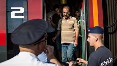 Мигранты в поезде на железнодорожной станции во Франкфурте-на-Майне. Архивное фото Мигранты в поезде на железнодорожной станции во Франкфурте-на-Майне. Архивное фото
