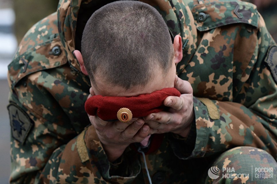 Военнослужащий национальной гвардии РФ во время церемонии вручения краповых беретов в Новосибирской области Военнослужащий национальной гвардии РФ во время церемонии вручения краповых беретов в Новосибирской области