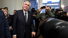 Президент Чехии Милош Земан и его жена Ивана на избирательном участке в первый день голосования на выборах в Праге. 20 октября 2017 Президент Чехии Милош Земан и его жена Ивана на избирательном участке в первый день голосования на выборах в Праге. 20 октября 2017