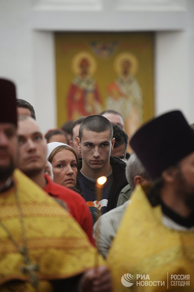 Верующие во время служения патриархом Московским и всея Руси Кириллом чина Великого освящения храма преподобного Сергия Радонежского на Ходынском поле Верующие во время служения патриархом Московским и всея Руси Кириллом чина Великого освящения храма преподобного Сергия Радонежского на Ходынском поле