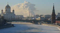 Москва-река и Кремлевская набережная в Москве в морозный день. Архивное фото Москва-река и Кремлевская набережная в Москве в морозный день. Архивное фото