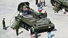 Посетители у 240-мм самоходного миномёта 2С4 Тюльпан. Архивное фото Посетители у 240-мм самоходного миномёта 2С4 Тюльпан. Архивное фото