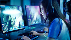 Девушка за игрой на компьютере Девушка за игрой на компьютере