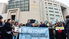 Протестующие с плакатом Свободные правозащитники перед судом, в котором идет слушание по 11 активистам Amnesty International, Стумбул. 25 октября 2017 Протестующие с плакатом Свободные правозащитники перед судом, в котором идет слушание по 11 активистам Amnesty International, Стумбул. 25 октября 2017