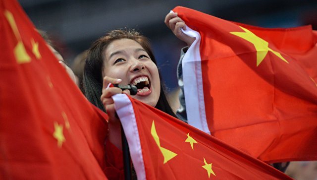 Девушка с флагом Китая. Архивное фото