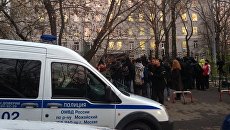 Возле здания политехнического колледжа №42 на Гвардейской улице в Москве. 1 ноября 2017 Возле здания политехнического колледжа №42 на Гвардейской улице в Москве. 1 ноября 2017