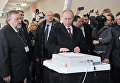 Кандидат в президенты РФ, председатель правительства России Владимир Путин опускает бюллетень в урну для голосования на избирательном участке № 2079 на выборах президента РФ в Российской академии наук. 2012 год Кандидат в президенты РФ, председатель правительства России Владимир Путин опускает бюллетень в урну для голосования на избирательном участке № 2079 на выборах президента РФ в Российской академии наук. 2012 год