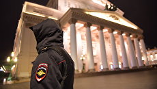 Сотрудник полиции у здания Большого театра в Москве. 5 ноября 2017 Сотрудник полиции у здания Большого театра в Москве. 5 ноября 2017