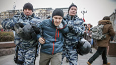 Задержание мужчины во время несанкционированной акции в Москве. 5 ноября 2017 Задержание мужчины во время несанкционированной акции в Москве. 5 ноября 2017
