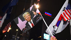 Флажок с портретом президента США Дональда Трампа. Сеул, Южная Корея. 7 ноября 2017 Флажок с портретом президента США Дональда Трампа. Сеул, Южная Корея. 7 ноября 2017