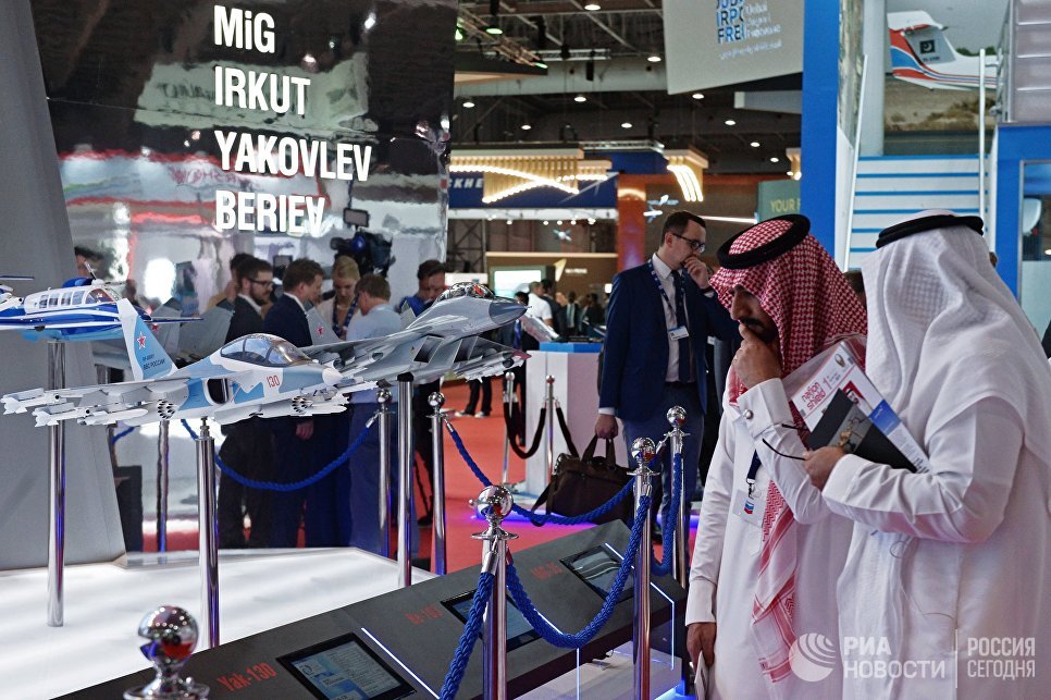 Посетители осматривают модели самолетов на стенде Российской Федерации на Международной авиационно-космической выставке Dubai Airshow 2017 Посетители осматривают модели самолетов на стенде Российской Федерации на Международной авиационно-космической выставке Dubai Airshow 2017