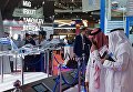 Посетители осматривают модели самолетов на стенде Российской Федерации на Международной авиационно-космической выставке Dubai Airshow 2017 Посетители осматривают модели самолетов на стенде Российской Федерации на Международной авиационно-космической выставке Dubai Airshow 2017
