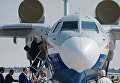 Генеральный директор государственной корпорации Ростех Сергей Чемезов (четвертый слева) осматривает российский самолёт-амфибию Бе-200ЧС на Международной авиационно-космической выставке Dubai Airshow 2017 Генеральный директор государственной корпорации Ростех Сергей Чемезов (четвертый слева) осматривает российский самолёт-амфибию Бе-200ЧС на Международной авиационно-космической выставке Dubai Airshow 2017