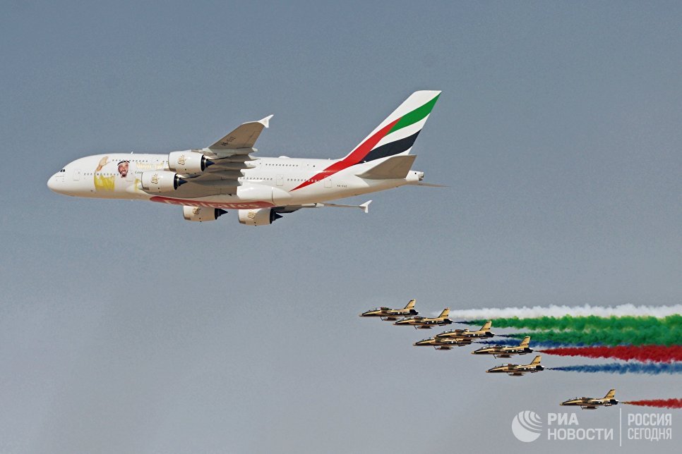 Самолет Airbus A380-800 в раскраске, посвященной столетию со рождения бывшему президенту Объединённых Арабских Эмиратов шейху Зайду ибн Султану Аль Нахайяну, и национальная пилотажная группа Объединенных Арабских Эмиратов Fursan Al Emarat во время демонстрационного полета на Международной авиационно-космической выставке Dubai Airshow 2017 Самолет Airbus A380-800 в раскраске, посвященной столетию со рождения бывшему президенту Объединённых Арабских Эмиратов шейху Зайду ибн Султану Аль Нахайяну, и национальная пилотажная группа Объединенных Арабских Эмиратов Fursan Al Emarat во время демонстрационного полета на Международной авиационно-космической выставке Dubai Airshow 2017