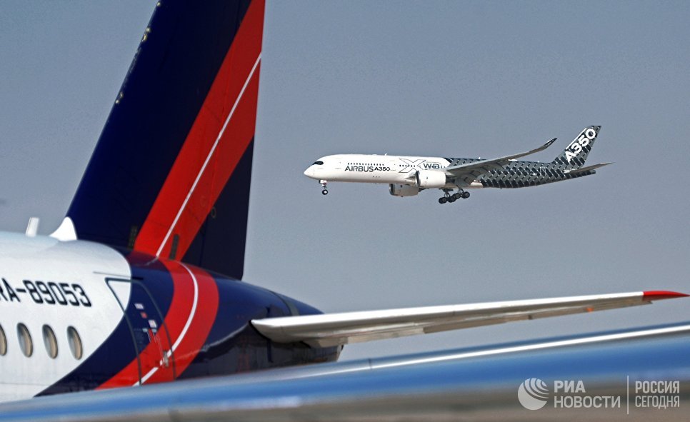 Пассажирский дальнемагистральный лайнер Airbus A350 во время демонстрационного полета на Международной авиационно-космической выставке Dubai Airshow 2017 Пассажирский дальнемагистральный лайнер Airbus A350 во время демонстрационного полета на Международной авиационно-космической выставке Dubai Airshow 2017
