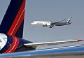 Пассажирский дальнемагистральный лайнер Airbus A350 во время демонстрационного полета на Международной авиационно-космической выставке Dubai Airshow 2017 Пассажирский дальнемагистральный лайнер Airbus A350 во время демонстрационного полета на Международной авиационно-космической выставке Dubai Airshow 2017
