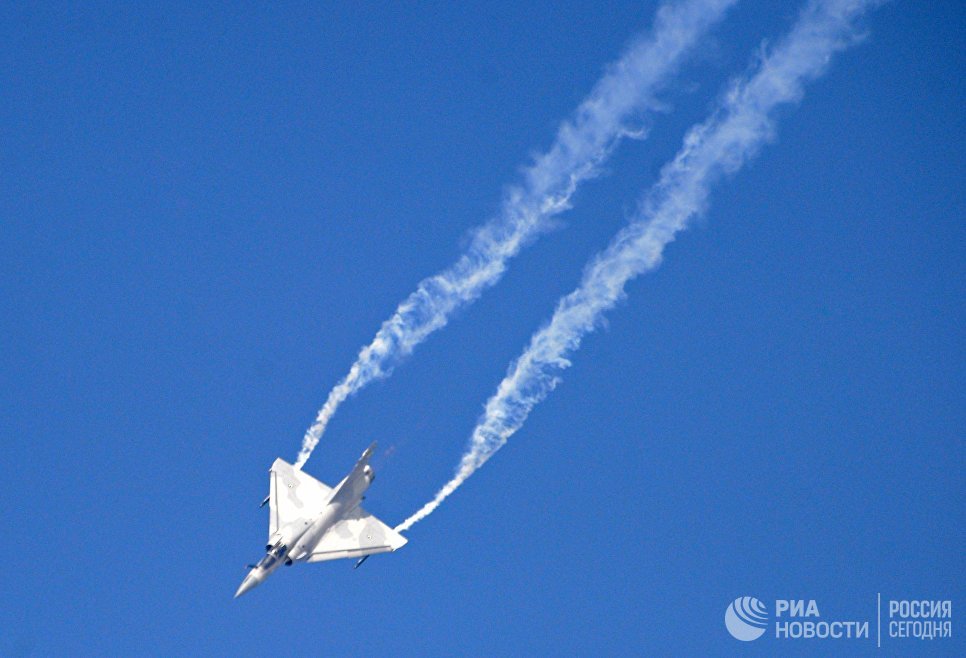 Французский многоцелевой истребитель четвёртого поколения Mirage 2000 во время демонстрационного полета на Международной авиационно-космической выставке Dubai Airshow 2017 Французский многоцелевой истребитель четвёртого поколения Mirage 2000 во время демонстрационного полета на Международной авиационно-космической выставке Dubai Airshow 2017