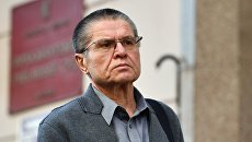 Экс-министр экономического развития Алексей Улюкаев выходит из здания Замоскворецкого суда. 13 ноября 2017 Экс-министр экономического развития Алексей Улюкаев выходит из здания Замоскворецкого суда. 13 ноября 2017