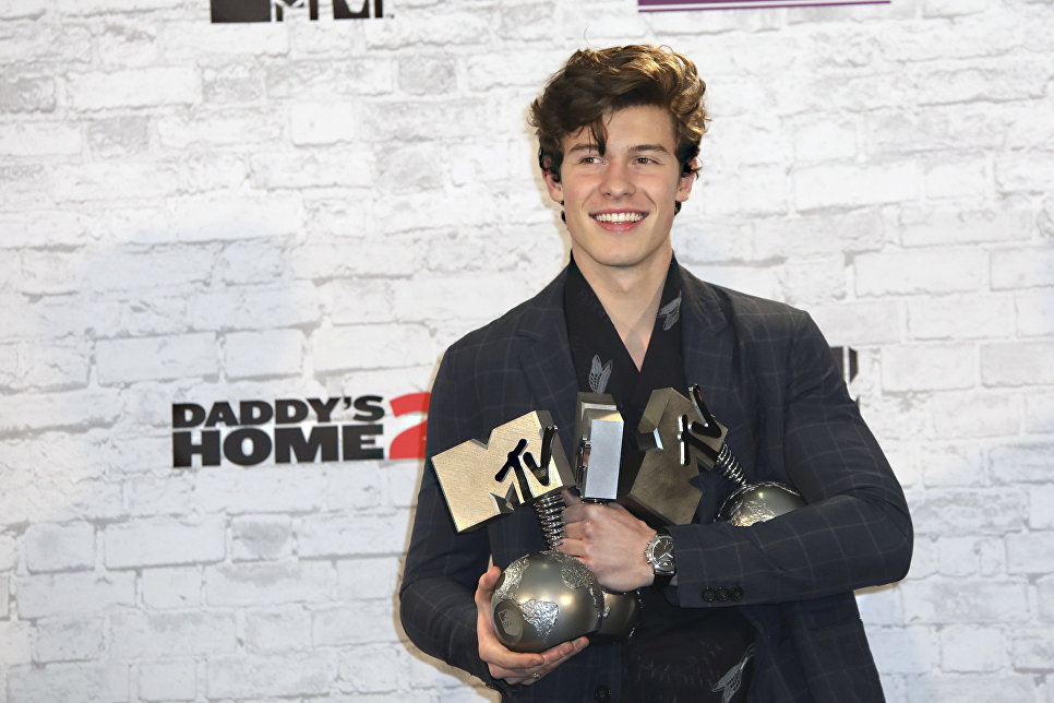 Певец Шон Мендес с наградами MTV Europe Music Awards Певец Шон Мендес с наградами MTV Europe Music Awards