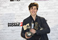 Певец Шон Мендес с наградами MTV Europe Music Awards Певец Шон Мендес с наградами MTV Europe Music Awards