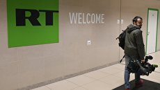 Оператор в офисе телеканала Russia Today в Москве. Оператор в офисе телеканала Russia Today в Москве.