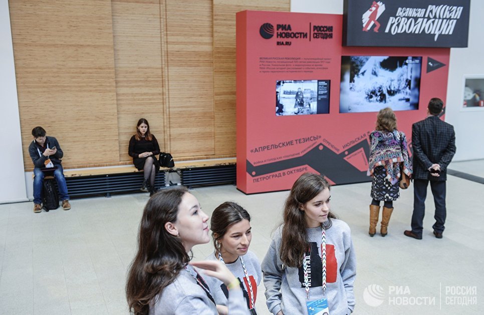Посетители на выставке Великая русская революция на Санкт-Петербургском международном культурном форуме Посетители на выставке Великая русская революция на Санкт-Петербургском международном культурном форуме