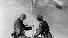Советский и польский солдаты водружают знамя победы. Варшава, 1945 год Советский и польский солдаты водружают знамя победы. Варшава, 1945 год