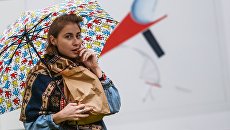 Девушка под зонтом. Архивное фото Девушка под зонтом. Архивное фото