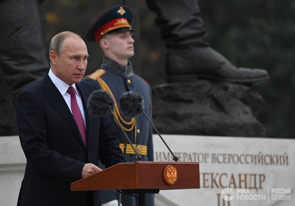 Почему Путин ставит памятники царям, а не Сталину? 