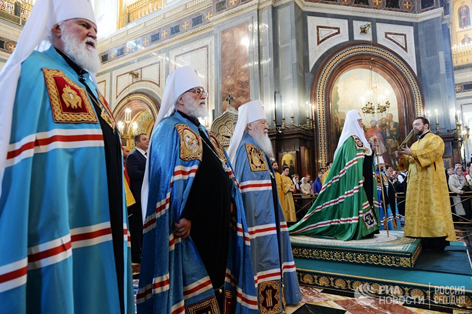 Патриарх Московский и всея Руси Кирилл (второй справа) проводит литургию в храме Христа Спасителя в свой день рождения. Второй слева: митрополит Минский и Заславский Павел, третий слева: митрополит Крутицкий и Коломенский Ювеналий Патриарх Московский и всея Руси Кирилл (второй справа) проводит литургию в храме Христа Спасителя в свой день рождения. Второй слева: митрополит Минский и Заславский Павел, третий слева: митрополит Крутицкий и Коломенский Ювеналий